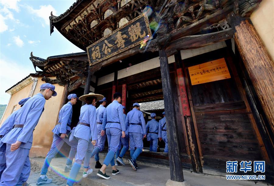 （新華全媒頭條·不忘初心、牢記使命——記者再走長征路·圖文互動）（10）風(fēng)展紅旗如畫——來自長征出發(fā)地長汀、寧化的紅色信仰報告 